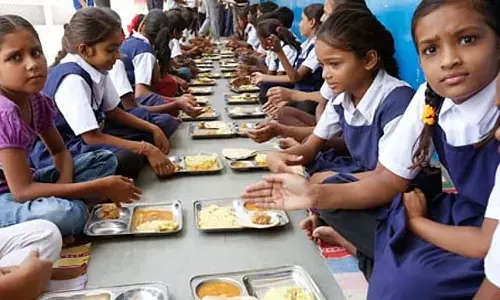 Karnataka : पीयूसी छात्रों को भी मध्याह्न भोजन योजना का लाभ देने का वादा किया Karnataka : पीयूसी छात्रों को भी मध्याह्न भोजन योजना का लाभ देने का वादा किया