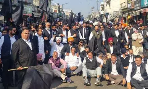 Hoshiarpur गढ़शंकर विलय पर वकीलों ने डिप्टी स्पीकर के आवास पर किया प्रदर्शन