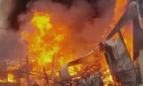 Srinagar पुलिस स्टेशन में विस्फोट, हताहतों की आशंका, आतंकी कनेक्शन से इंकार Srinagar पुलिस स्टेशन में विस्फोट, हताहतों की आशंका, आतंकी कनेक्शन से इंकार