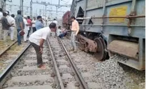 UP News: मालगाड़ी के डिब्बे में भड़की आग, मची अफरातफरी UP News: मालगाड़ी के डिब्बे में भड़की आग, मची अफरातफरी