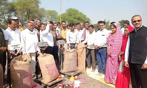 माला पहनाकर सम्मानित, धान खरीदी शुरू होने से किसान उत्साहित