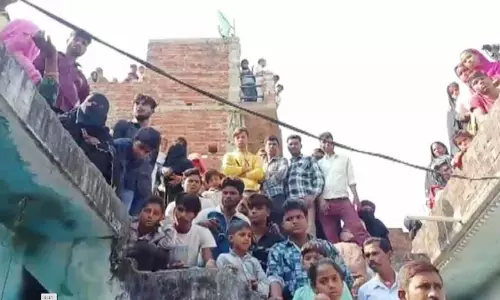 Shravasti: पति-पत्नी और बच्चों की मौत की खबर से लोग सकते में Shravasti: पति-पत्नी और बच्चों की मौत की खबर से लोग सकते में