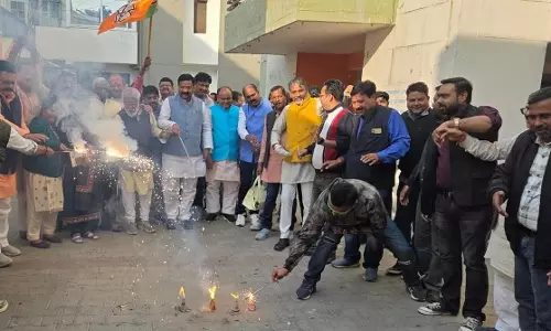 Bareilly: भाजपा की जीत के बाद मिठाई और आतिशबाजी का दौर Bareilly: भाजपा की जीत के बाद मिठाई और आतिशबाजी का दौर