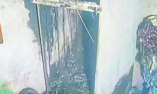 फ्रिज में विस्फोट: बाइक और घरेलू सामान क्षतिग्रस्त फ्रिज में विस्फोट: बाइक और घरेलू सामान क्षतिग्रस्त