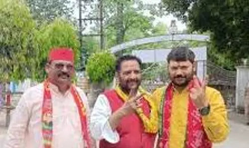 Bareilly: मतदाता बनने के लिए फार्म जमा करना जरूरी: नीरज मौर्य Bareilly: मतदाता बनने के लिए फार्म जमा करना जरूरी: नीरज मौर्य