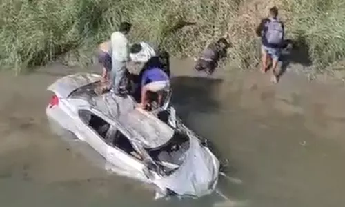Bareilly: अनियंत्रित कार से पुल हादसा, घायल चार लोग अस्पताल में भर्ती Bareilly: अनियंत्रित कार से पुल हादसा, घायल चार लोग अस्पताल में भर्ती
