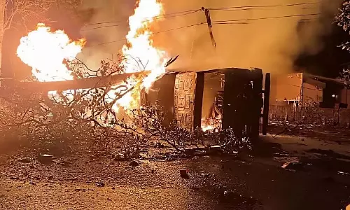 Yellapur : अरबैल घाट पर इथेनॉल टैंकर में आग लग गई Yellapur : अरबैल घाट पर इथेनॉल टैंकर में आग लग गई