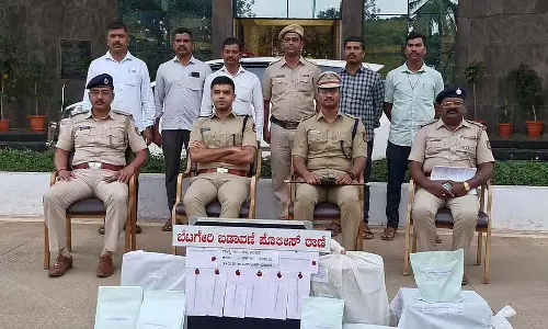 फर्जी पहचान पत्र बनाने के आरोप में व्यक्ति गिरफ्तार: पुलिस के लिए इनाम की घोषणा फर्जी पहचान पत्र बनाने के आरोप में व्यक्ति गिरफ्तार: पुलिस के लिए इनाम की घोषणा
