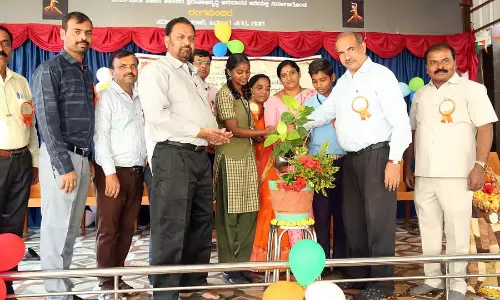 बच्चों को ज्ञान अर्जित करने दें: उपायुक्त सी.एन. श्रीधर