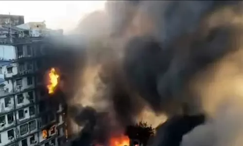 Kolkata के गोदाम में आग लग गई