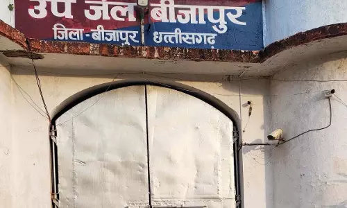 मुख्यधारा में लौटे नक्सली जेल में मिले अपने परिजनों से