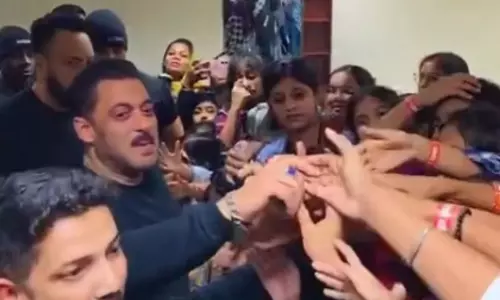 Salman Khan ने अपने नन्हे प्रशंसकों के बीच बाल दिवस मनाया