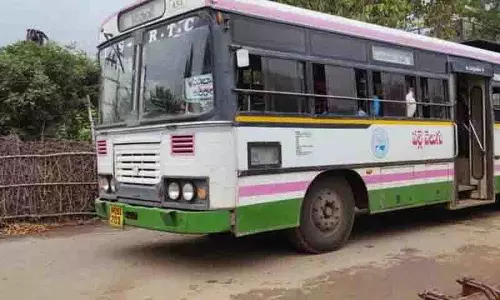 Siddipet में आरटीसी बस ने पैदल यात्री को कुचला Siddipet में आरटीसी बस ने पैदल यात्री को कुचला
