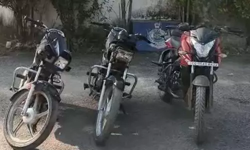 कैश और 3 बाइक सहित नाबालिग चोर पकड़ा गया