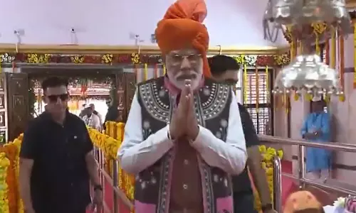 Gujarat: पीएम मोदी ने नर्मदा में रोड शो किया, देवमोगरा मंदिर में पूजा-अर्चना की Gujarat: पीएम मोदी ने नर्मदा में रोड शो किया, देवमोगरा मंदिर में पूजा-अर्चना की