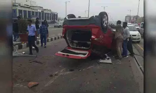 Hyderabad: पीवीएनआर एक्सप्रेसवे पर कार पलटने से तीन महिलाएं घायल Hyderabad: पीवीएनआर एक्सप्रेसवे पर कार पलटने से तीन महिलाएं घायल