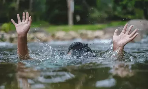 Kerala : तालाब में डूब रहे पति को गृहिणी ने बचाया Kerala : तालाब में डूब रहे पति को गृहिणी ने बचाया