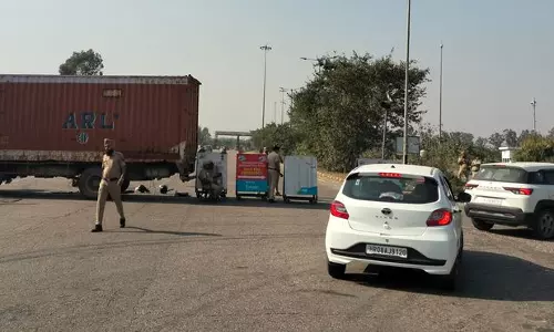 दिल्ली मार्च रोकने के लिए Police ने रूट बदले, मजबूत बैरियर लगाए दिल्ली मार्च रोकने के लिए Police ने रूट बदले, मजबूत बैरियर लगाए