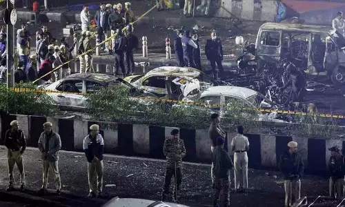 Umar ने लाल किले पर विस्फोट के लिए 2 किलो अमोनियम नाइट्रेट और पेट्रोलियम का इस्तेमाल किया था Umar ने लाल किले पर विस्फोट के लिए 2 किलो अमोनियम नाइट्रेट और पेट्रोलियम का इस्तेमाल किया था