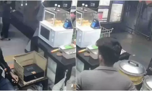 CCTV फुटेज में लाल किला मेट्रो स्टेशन के अंदर विस्फोट का असर कैद हुआ CCTV फुटेज में लाल किला मेट्रो स्टेशन के अंदर विस्फोट का असर कैद हुआ