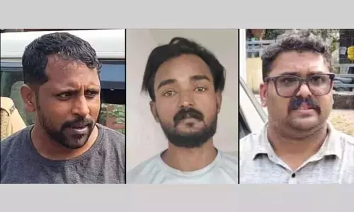 Kerala : बाइक से 3 लाख रुपये चुराने के आरोप में तीन गिरफ्तार Kerala : बाइक से 3 लाख रुपये चुराने के आरोप में तीन गिरफ्तार