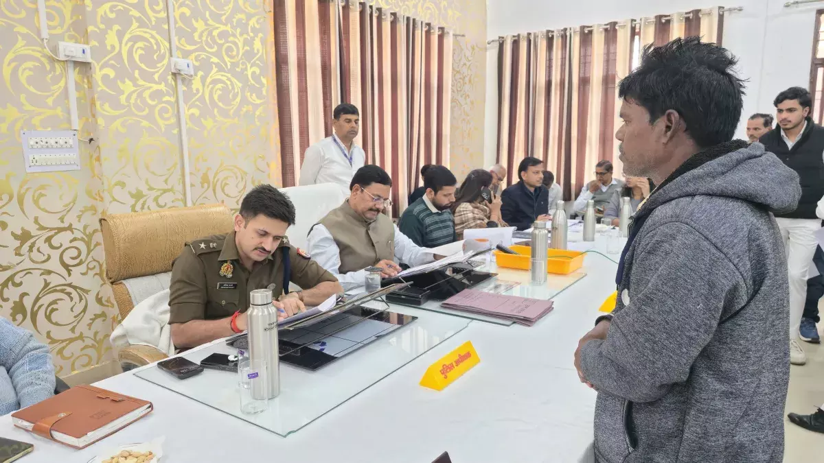Auraiya: जिलाधिकारी ने समस्याओं के समाधान के लिए उठाए कदम