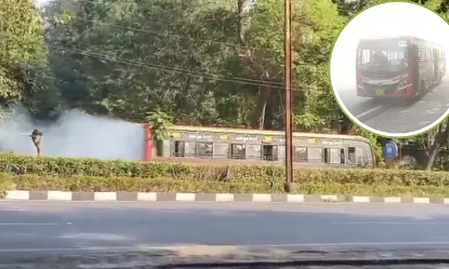 Bhopal : लिंक रोड 1 पर चलती सिटी बस में अचानक लगी आग Bhopal : लिंक रोड 1 पर चलती सिटी बस में अचानक लगी आग