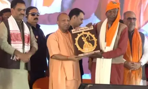 कोई भी पात्र आदिवासी परिवार सरकारी योजनाओं से वंचित नहीं रहेगा: CM योगी