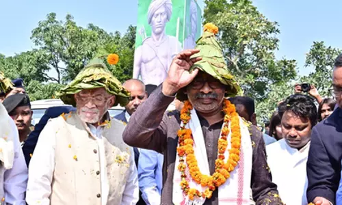 150वीं जयंती पर बिरसा मुंडा को झारखंड में CM और राज्यपाल ने किया नमन 150वीं जयंती पर बिरसा मुंडा को झारखंड में CM और राज्यपाल ने किया नमन