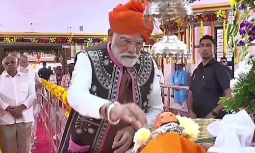 PM Modi ने गुजरात में एक आदिवासी मंदिर में पूजा की PM Modi ने गुजरात में एक आदिवासी मंदिर में पूजा की