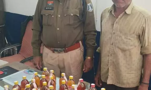 खरोरा के पास शराब कोचिया गिरफ्तार खरोरा के पास शराब कोचिया गिरफ्तार