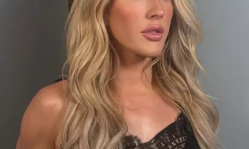 Ellie Goulding ने अपने कठिन समय में मदद के लिए अपने संगीत को श्रेय दिया