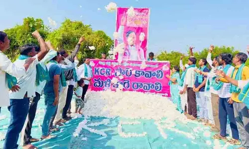 आदिलाबाद में किसानों ने KCR का अभिषेक किया, सत्ता में वापसी की मांग की