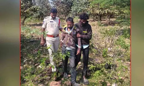 Sub Inspector ने बेहोश व्यक्ति को बचाया Sub Inspector ने बेहोश व्यक्ति को बचाया