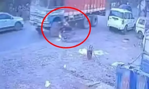 तेज रफ्तार ट्रक ने बाइक सवार को कुचला, देखें भयानक VIDEO...