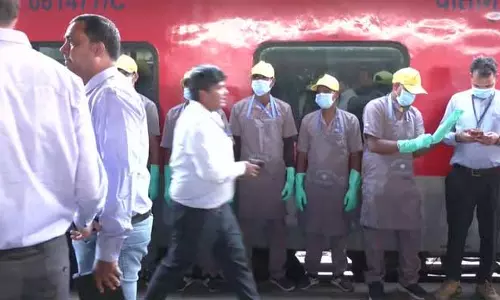 Railway बोर्ड ने ट्रेन वेस्ट मैनेजमेंट पर किया संवाद, ऑनबोर्ड स्टाफ, अधिकारियों को दिए निर्देश Railway बोर्ड ने ट्रेन वेस्ट मैनेजमेंट पर किया संवाद, ऑनबोर्ड स्टाफ, अधिकारियों को दिए निर्देश
