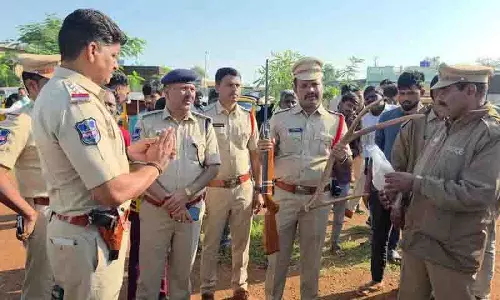 सामुदायिक संपर्क अभियान के दौरान जहीराबाद पुलिस की बड़ी कार्रवाई सामुदायिक संपर्क अभियान के दौरान जहीराबाद पुलिस की बड़ी कार्रवाई