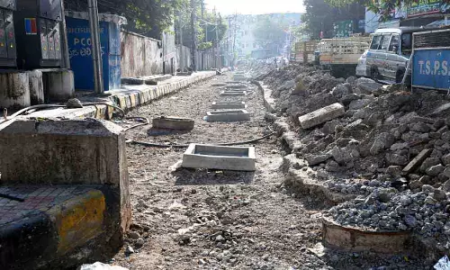 सड़क और जल निकासी के काम में देरी से यात्रियों को असुविधा