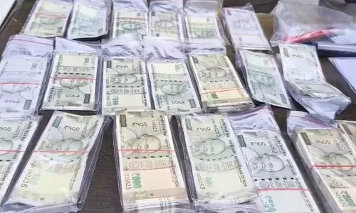 घर में चल रही थी फर्जी करेंसी फैक्ट्री, 2 लाख के नकली नोट बरामद घर में चल रही थी फर्जी करेंसी फैक्ट्री, 2 लाख के नकली नोट बरामद