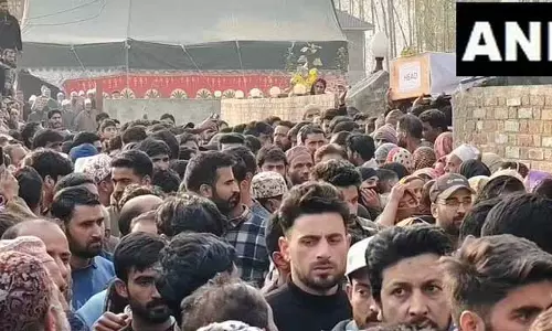 डगाम में नायब तहसीलदार मुज़फ़्फ़र अहमद के अंतिम संस्कार में भारी जनसैलाब, नॉवगाम पुलिस स्टेशन धमाके की संवेदनाएं डगाम में नायब तहसीलदार मुज़फ़्फ़र अहमद के अंतिम संस्कार में भारी जनसैलाब, नॉवगाम पुलिस स्टेशन धमाके की संवेदनाएं
