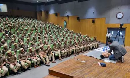 नोएडा पुलिस ने बढ़ाया सड़क सुरक्षा पर फोकस, सीपीआर एवं लाइफ-सेविंग प्रशिक्षण आयोजित नोएडा पुलिस ने बढ़ाया सड़क सुरक्षा पर फोकस, सीपीआर एवं लाइफ-सेविंग प्रशिक्षण आयोजित