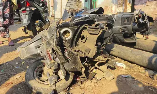 Bhiwandi: ब्रेक फेल होने से डंपर ने 7-8 वाहनों को कुचला Bhiwandi: ब्रेक फेल होने से डंपर ने 7-8 वाहनों को कुचला