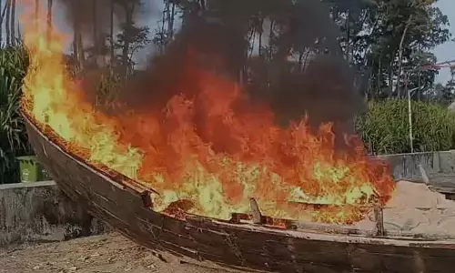 Digha बीच पर अचानक लगी आग, एक नाव जलकर खाक