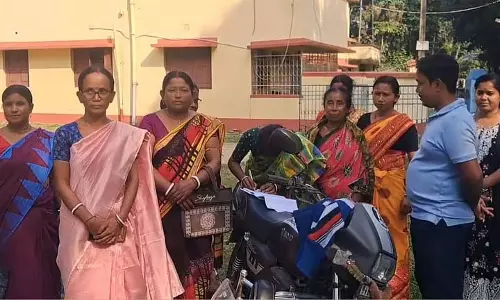 Pramila Bahini ने शराब पार्टियों के खिलाफ आवाज़ उठाई, घरेलू हिंसा को खत्म करने का लक्ष्य Pramila Bahini ने शराब पार्टियों के खिलाफ आवाज़ उठाई, घरेलू हिंसा को खत्म करने का लक्ष्य