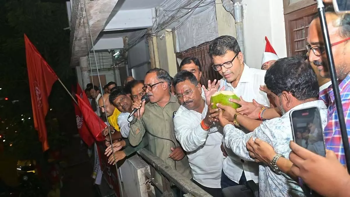 Mumbai : उपक्रम से आश्वासन के बाद बेस्ट कर्मचारी संघ ने भूख हड़ताल वापस ली Mumbai : उपक्रम से आश्वासन के बाद बेस्ट कर्मचारी संघ ने भूख हड़ताल वापस ली