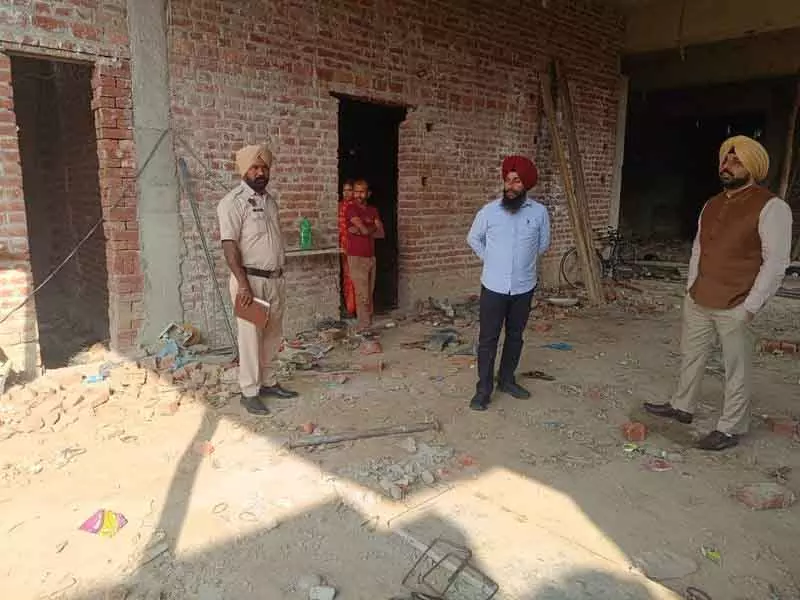 Amritsar हीर गांव में अनधिकृत निर्माण कार्य रोका गया Amritsar हीर गांव में अनधिकृत निर्माण कार्य रोका गया