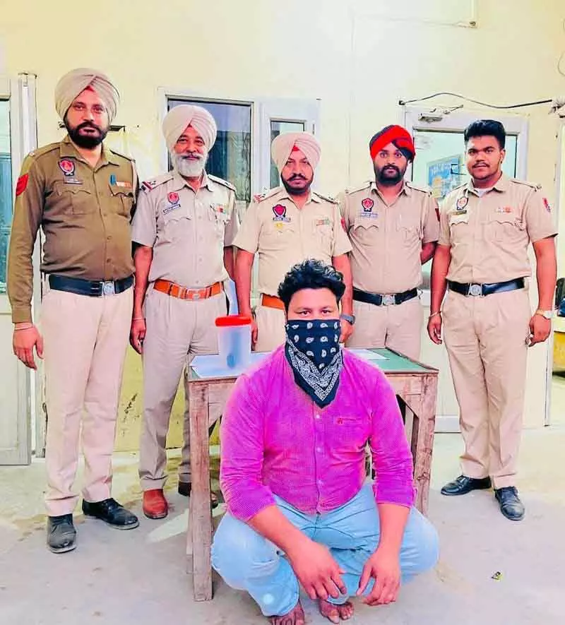 Amritsar ग्लॉक पिस्तौल और गोला-बारूद के साथ युवक गिरफ्तार Amritsar ग्लॉक पिस्तौल और गोला-बारूद के साथ युवक गिरफ्तार