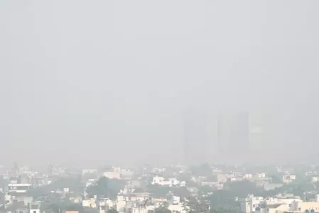 दिल्ली-एनसीआर गैस चैंबर में तब्दील, हवा की गुणवत्ता बहुत खराब से गंभीर के बीच , स्वास्थ्य पर गंभीर संकट दिल्ली-एनसीआर गैस चैंबर में तब्दील, हवा की गुणवत्ता बहुत खराब से गंभीर के बीच , स्वास्थ्य पर गंभीर संकट