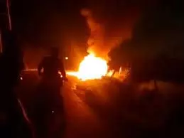 Up News : बस में टकराने से फटी बाइक की टंकी, मची अफरातफरी Up News : बस में टकराने से फटी बाइक की टंकी, मची अफरातफरी