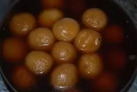 Khajoor Gud ka Rasgulla: सर्दियों में घर पर बनाएं सुपर टेस्टी, हेल्दी और रसदार खजूर-गुड़ के रसगुल्ले Khajoor Gud ka Rasgulla: सर्दियों में घर पर बनाएं सुपर टेस्टी, हेल्दी और रसदार खजूर-गुड़ के रसगुल्ले